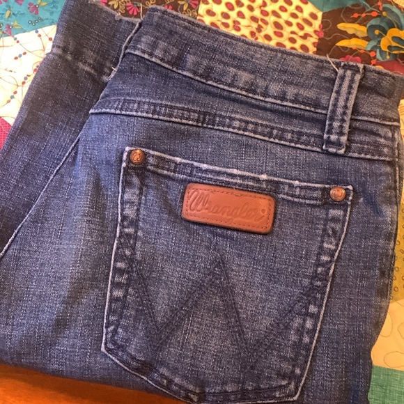 Gently worn ladies wrangler jeans, 11 x 32 size - Picture 5 of 5